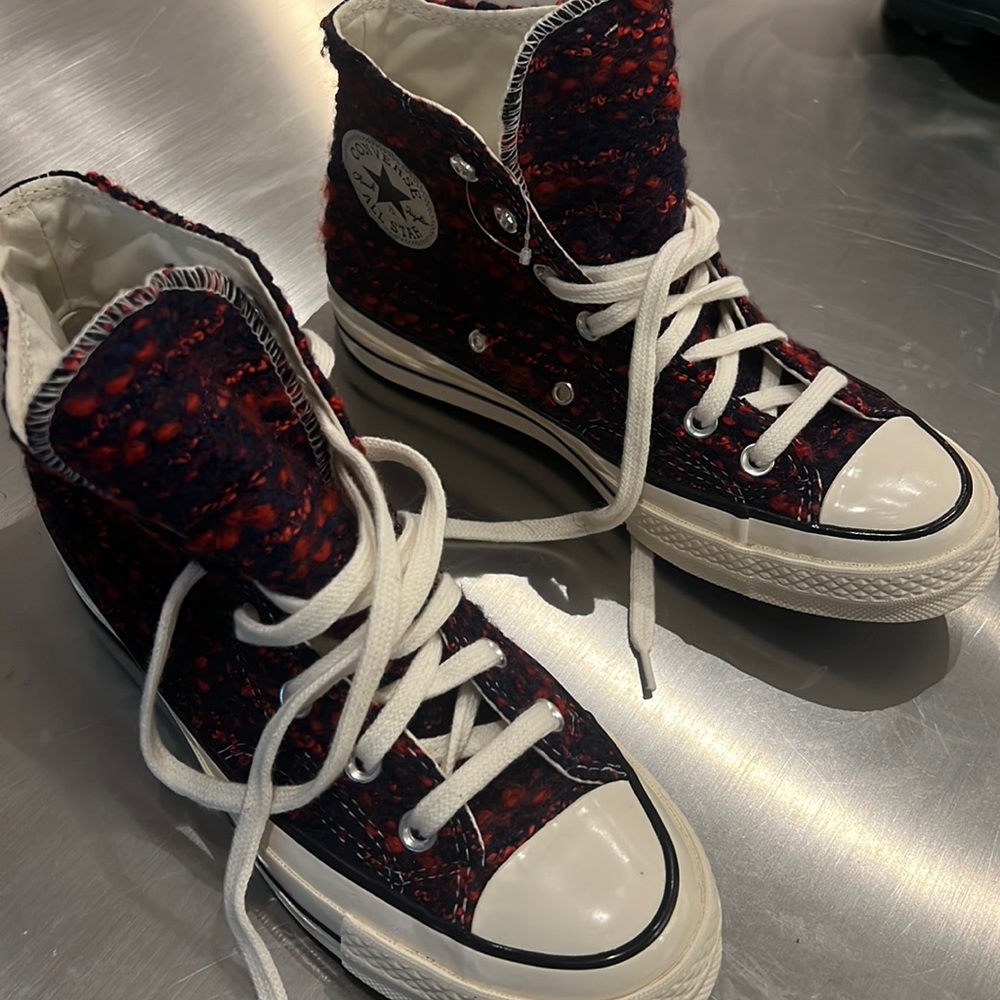 Chuck Taylor size 5.5men 7.5 women
